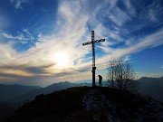 42 Alla croce del Monte Gioco (1366 m) nei colori del tramonto 